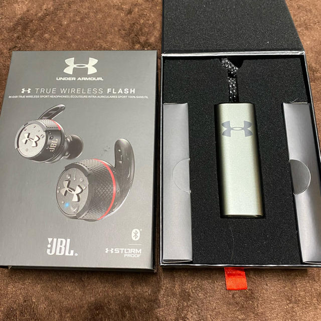 UNDER ARMOUR(アンダーアーマー)のJBL UNDER ARMOR Bluetoothイヤホン スポーツ用 分離型 スマホ/家電/カメラのオーディオ機器(ヘッドフォン/イヤフォン)の商品写真