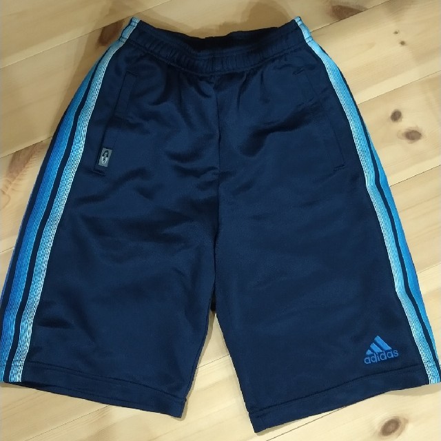 adidas(アディダス)のアディダス ハーフパンツ 140 キッズ/ベビー/マタニティのキッズ服男の子用(90cm~)(パンツ/スパッツ)の商品写真