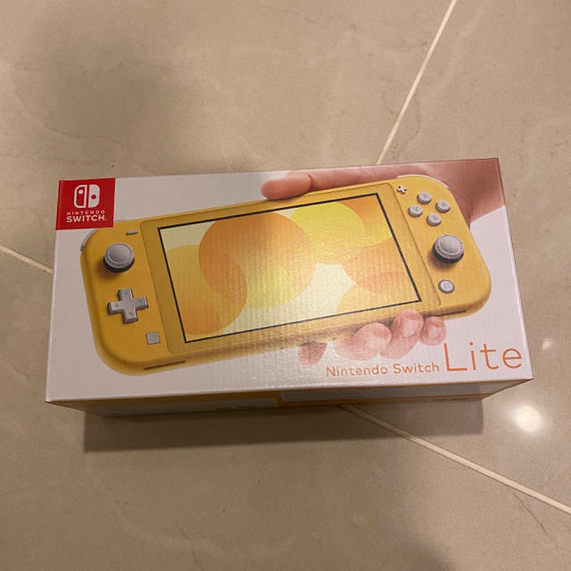 Nintendo Switch(ニンテンドースイッチ)のNintendo Switch Lite イエロー エンタメ/ホビーのゲームソフト/ゲーム機本体(携帯用ゲーム機本体)の商品写真