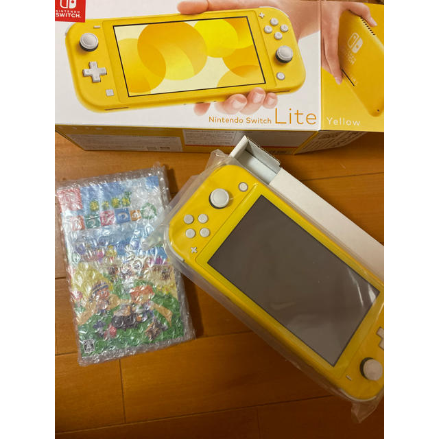 Nintendo Switch(ニンテンドースイッチ)のswitch lite イエロー　あつ森 エンタメ/ホビーのゲームソフト/ゲーム機本体(携帯用ゲーム機本体)の商品写真