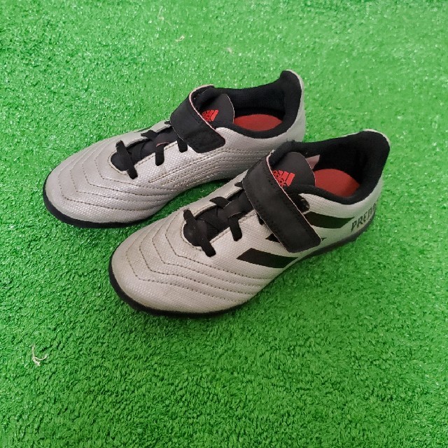 adidas(アディダス)のadidas トレーニングシューズ 19cm  スポーツ/アウトドアのサッカー/フットサル(シューズ)の商品写真
