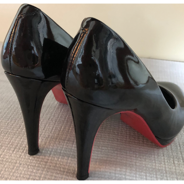DIANA(ダイアナ)のDIANA 黒 エナメル　22cm 赤 レディースの靴/シューズ(ハイヒール/パンプス)の商品写真