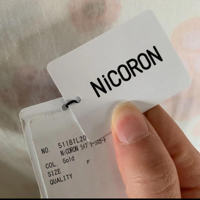 【断捨離SALE】新品未使用 NiCORON ラメプリーツスカート ゴールド レディースのスカート(ロングスカート)の商品写真