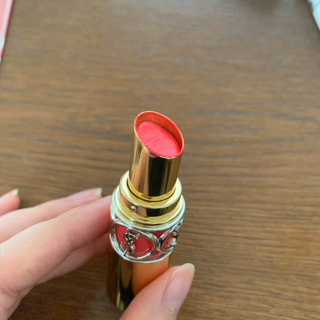 Yves Saint Laurent Beaute(イヴサンローランボーテ)のYSL ROUGE VOLUPTE SHINE コスメ/美容のベースメイク/化粧品(口紅)の商品写真