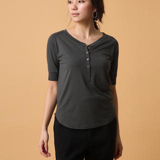 アズールバイマウジー(AZUL by moussy)のAZUL 新ライン大人の女性の普段着BEGE Tシャツ(Tシャツ(半袖/袖なし))