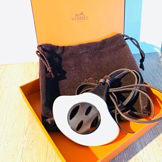 エルメス(Hermes)の♦︎HERMES / バッファローホーンラッカーネックレス  巾着・箱入り♦︎(ネックレス)