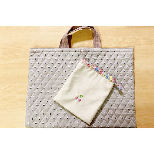 m♡さま専用　ハンドメイド　レッスンバッグ　さくらんぼ刺繍巾着 ハンドメイドのキッズ/ベビー(バッグ/レッスンバッグ)の商品写真