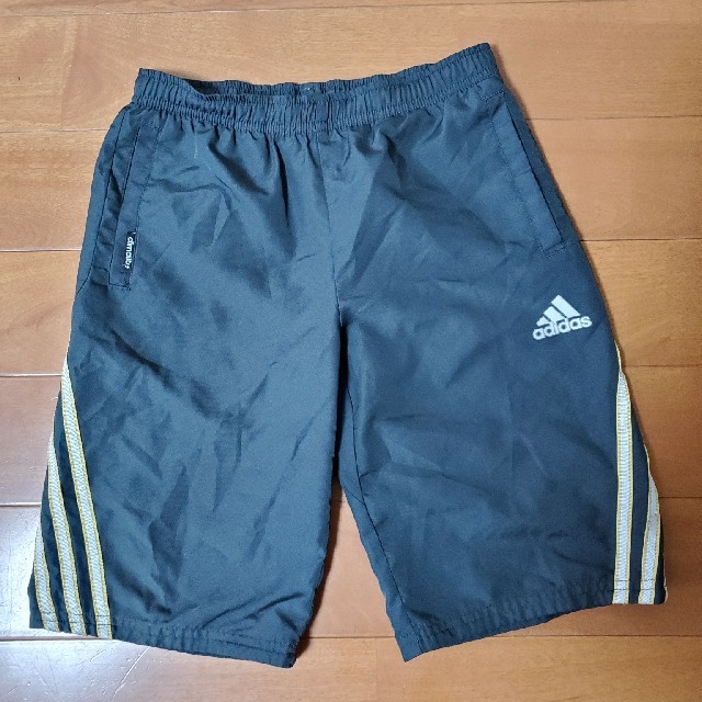 adidas(アディダス)のadidas　アディダス　短パン　140cm キッズ/ベビー/マタニティのキッズ服男の子用(90cm~)(パンツ/スパッツ)の商品写真