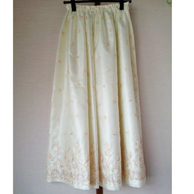 花柄刺繍ロングスカート　ウエストゴム入　M〜LL サイズ レディースのスカート(ロングスカート)の商品写真