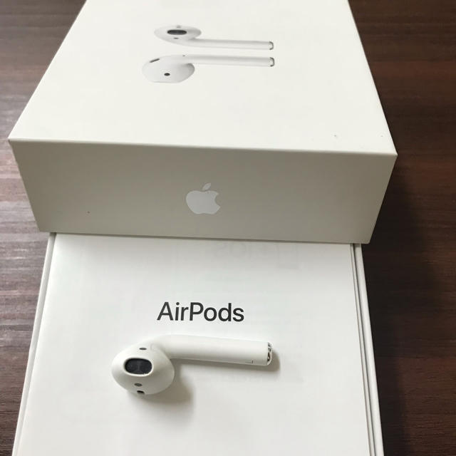 Apple(アップル)のAirpods エアーポッズ　第2世代　L左耳　エアポッズ　アップル製品 純正品 スマホ/家電/カメラのオーディオ機器(ヘッドフォン/イヤフォン)の商品写真