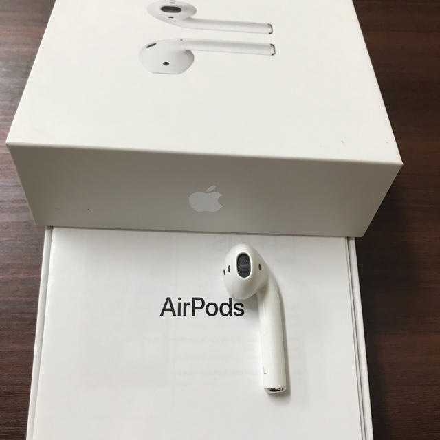 Apple(アップル)のAirpods エアーポッズ　第2世代　L左耳　エアポッズ　アップル製品 純正品 スマホ/家電/カメラのオーディオ機器(ヘッドフォン/イヤフォン)の商品写真