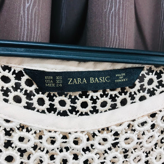 美品　ZARA トップス　 カットソー　ブラウス　シャツ レディースのトップス(シャツ/ブラウス(半袖/袖なし))の商品写真