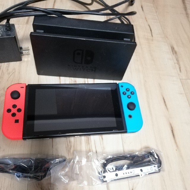 ニンテンドースイッチ　本体　ネオンブルー、ネオンレッド