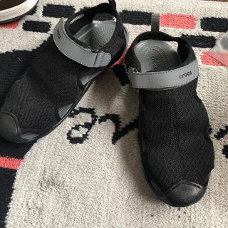 クロックス(crocs)のcrocs サンダル2足 黒 白(ピンク)(サンダル)