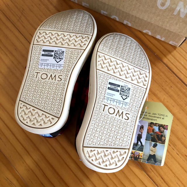 TOMS(トムズ)のTOMS☆トムス　スリッポン　新品タグつき　13cm キッズ/ベビー/マタニティのベビー靴/シューズ(~14cm)(スリッポン)の商品写真