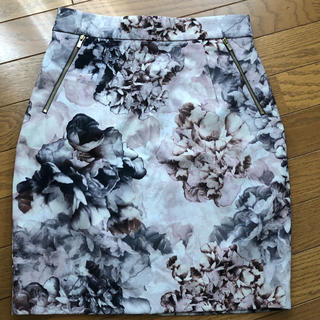 エイチアンドエム(H&M)の花柄　タイトスカート(ひざ丈スカート)