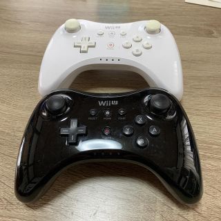 ウィーユー(Wii U)のwii u コントローラー 白と黒の２台セット（正規品）(その他)