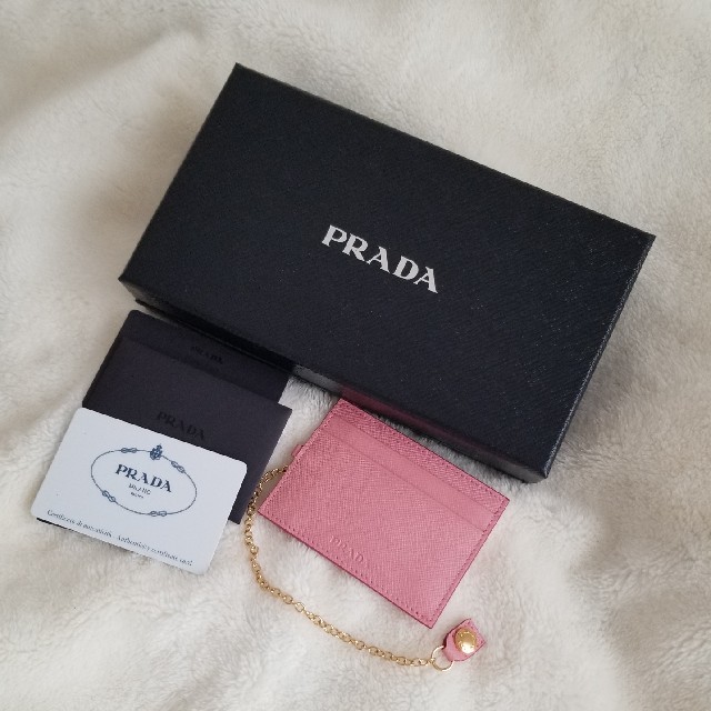 PRADA(プラダ)の【新品】PRADAパスケース定期入れピンクプラダ レディースのファッション小物(名刺入れ/定期入れ)の商品写真