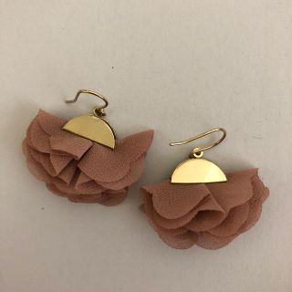 スリーコインズ(3COINS)の新品❤︎花びらフリルピアス❤︎(ピアス)