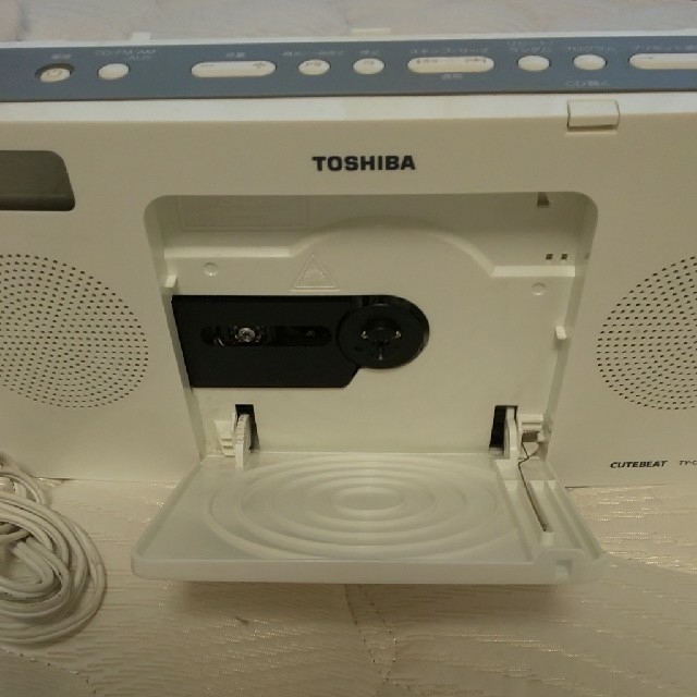 東芝(トウシバ)のTOSHIBA CUTEBEAT シンセサイザーチューナー搭載CDラジオ ホワイ スマホ/家電/カメラのオーディオ機器(ラジオ)の商品写真
