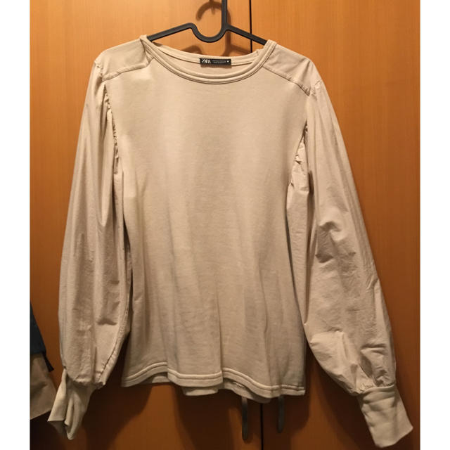 ZARA(ザラ)のZARA♡ボリュームスリーブカットソー♡ベージュ美品 レディースのトップス(カットソー(長袖/七分))の商品写真