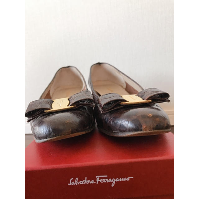 Salvatore Ferragamo(サルヴァトーレフェラガモ)のフェラガモ ヴァラ クロコ 型押し パンプス レディースの靴/シューズ(ハイヒール/パンプス)の商品写真