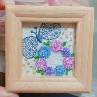 ミナペルホネン(mina perhonen)のミナペルホネン お花の刺繍 紫陽花 壁掛け ハンドメイド(ブローチ/コサージュ)