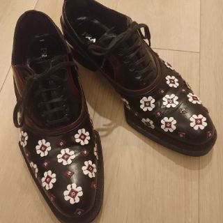 プラダ(PRADA)のPRADA フラワーシューズ(ローファー/革靴)