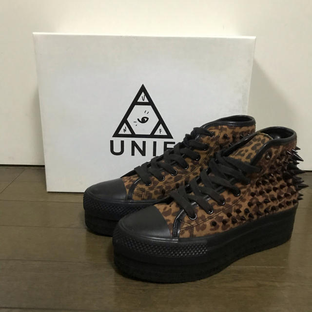 新品未使用　UNIF スタッズ　スニーカー