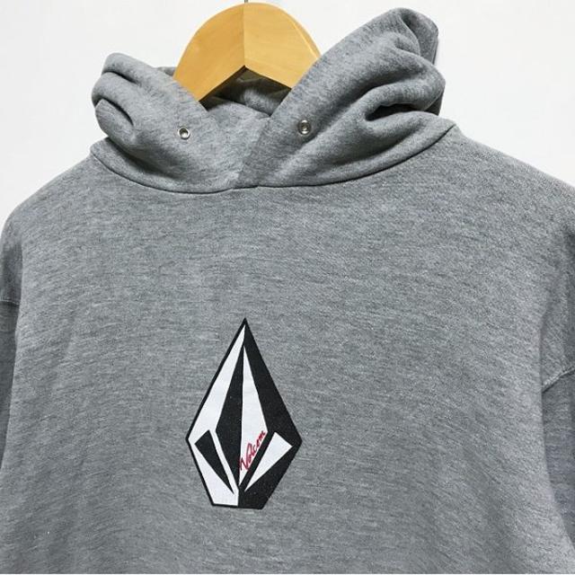 volcom(ボルコム)のUSA製 VOLCOM ボルコム ロゴ入 スウェットパーカー M グレー メンズのトップス(パーカー)の商品写真