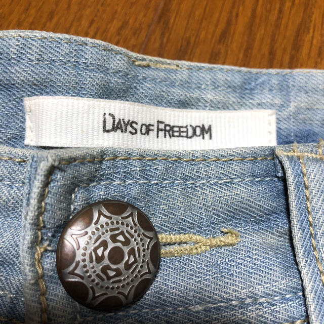 DAYS OF FREEDOM(デイズオブフリーダム)のデニムショートパンツ  DAYS OF FREEDOM ダメージデニム　ジーンズ レディースのパンツ(ショートパンツ)の商品写真