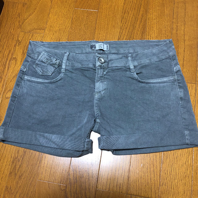 ZARA(ザラ)のデニムショートパンツ ZARA TRF グレー レディースのパンツ(ショートパンツ)の商品写真