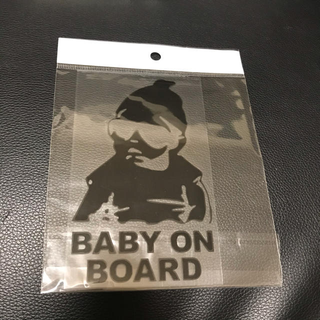 BABY ON BOARD 赤ちゃんが乗っています 車 ステッカー (黒)１枚 キッズ/ベビー/マタニティのキッズ/ベビー/マタニティ その他(その他)の商品写真