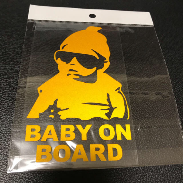 BABY ON BOARD 赤ちゃんが乗っています 車 ステッカー (黄)１枚 自動車/バイクの自動車(車外アクセサリ)の商品写真
