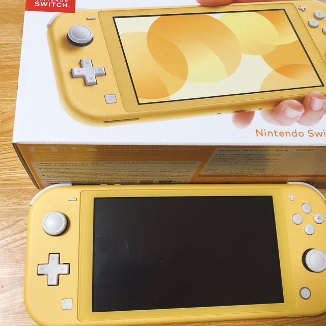 Nintendo Switch(ニンテンドースイッチ)のNintendo Switch Lite スイッチライト本体 イエロー【中古】 エンタメ/ホビーのゲームソフト/ゲーム機本体(家庭用ゲーム機本体)の商品写真