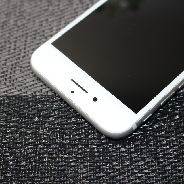 iPhone(アイフォーン)の(99)iPhone 7【au 32GB】シルバー スマホ/家電/カメラのスマートフォン/携帯電話(スマートフォン本体)の商品写真
