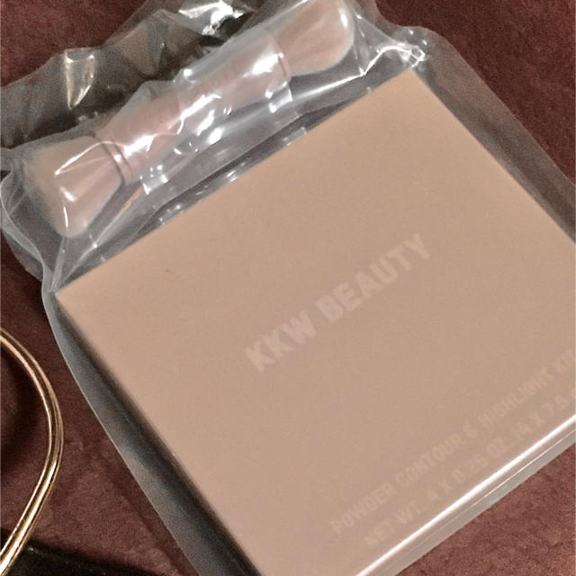 ★KKW Beauty★パウダー ハイライト チーク パレット★Light★ コスメ/美容のベースメイク/化粧品(フェイスカラー)の商品写真