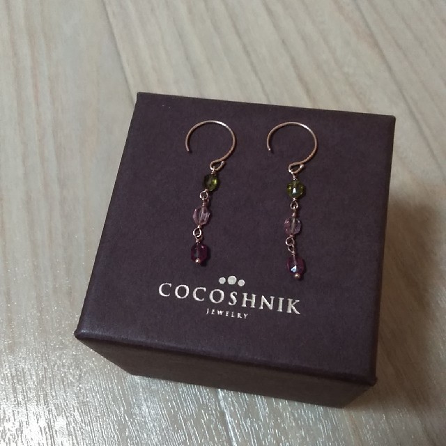 COCOSHNIK(ココシュニック)のCOCOSHNIK ココシュニック 天然石 三連ピアス レディースのアクセサリー(ピアス)の商品写真