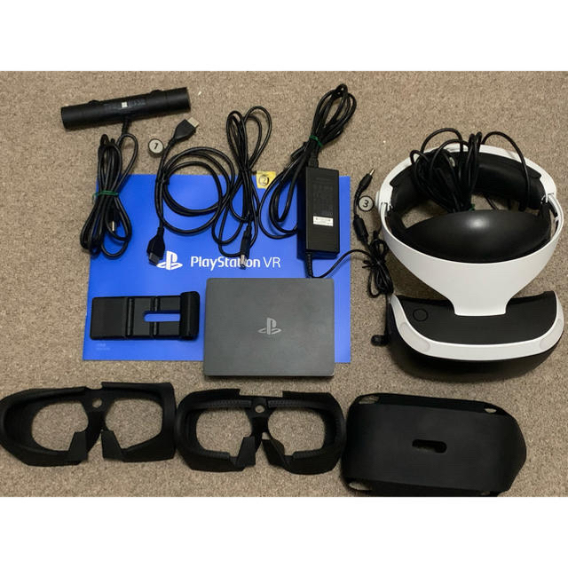 PlayStation VR(プレイステーションヴィーアール)の美品　PS VR CHU-ZVR2 第二世代　付属品完備＋カバーおまけ エンタメ/ホビーのゲームソフト/ゲーム機本体(家庭用ゲーム機本体)の商品写真