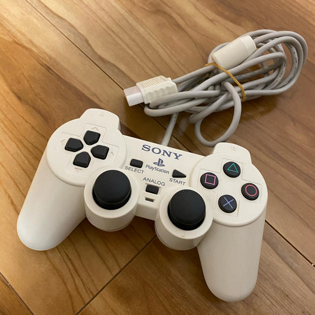 PS2 コントローラー　ホワイト　純正 エンタメ/ホビーのゲームソフト/ゲーム機本体(その他)の商品写真