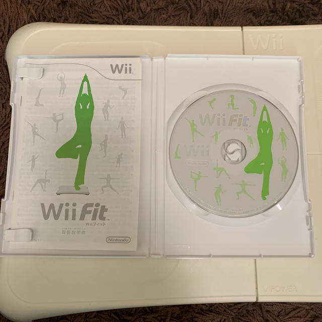 Wii(ウィー)のWii Fit バランスWiiボード　ソフト　セット エンタメ/ホビーのゲームソフト/ゲーム機本体(家庭用ゲームソフト)の商品写真