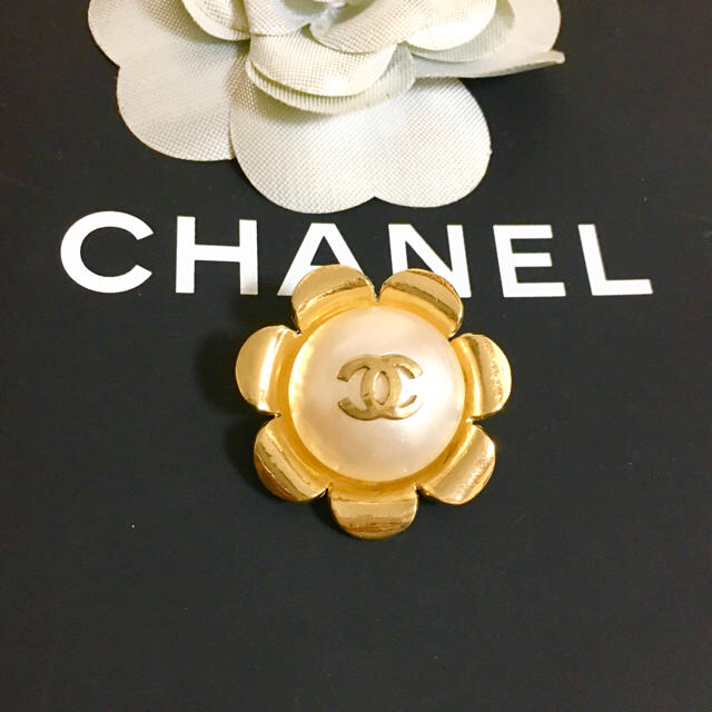 CHANEL - 正規品 シャネル ブローチ ゴールド ココマーク パール フラワー 花 ロゴ 金の通販 by ☆ハーベスト☆｜シャネルならラクマ