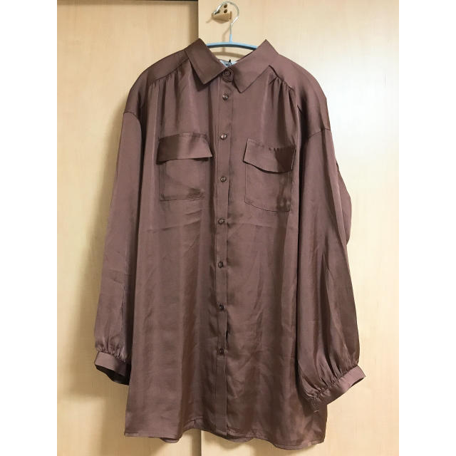 w closet(ダブルクローゼット)のwcloset サテン シャツ ブラウン レディースのトップス(シャツ/ブラウス(長袖/七分))の商品写真