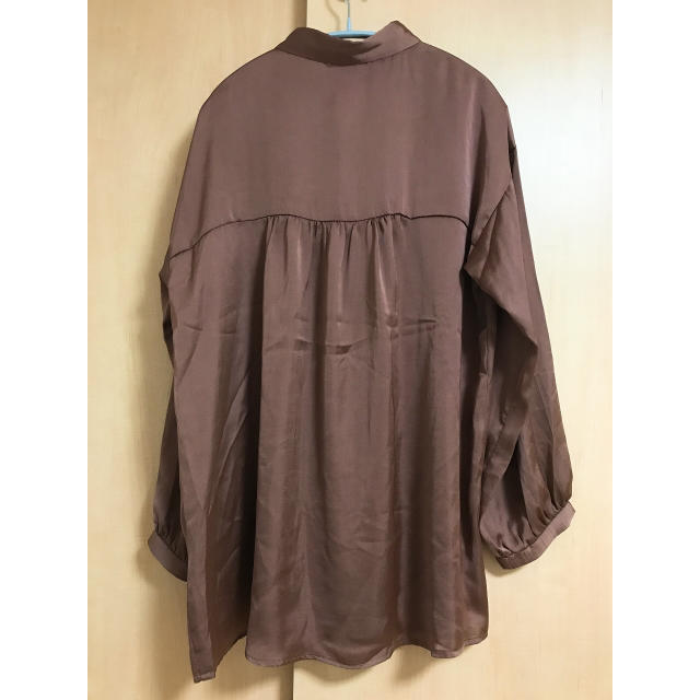 w closet(ダブルクローゼット)のwcloset サテン シャツ ブラウン レディースのトップス(シャツ/ブラウス(長袖/七分))の商品写真