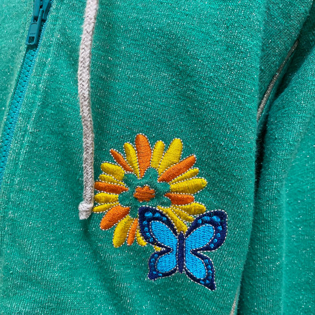 刺繍入りパーカー キッズ/ベビー/マタニティのキッズ服女の子用(90cm~)(ジャケット/上着)の商品写真