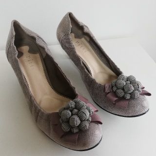 ピッティ(Pitti)のpitti FEMININE ピッティ コサージュパンプス 23.5cm(ハイヒール/パンプス)