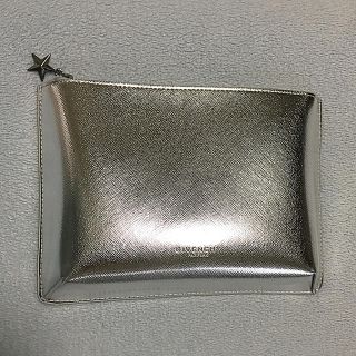 GIVENCHY(ポーチ ・ シルバー/銀色系)のフリマアイテム一覧 GIVENCHY(ポーチ ・ シルバー/銀色系)のフリマアイテム一覧