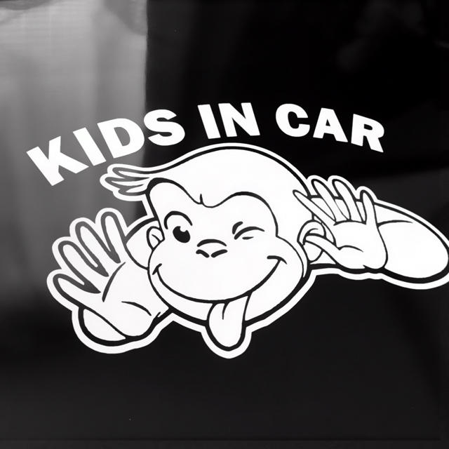 おさるのジョージ ひょっこり べ~ キッズインカー ステッカー ベビーインカー 自動車/バイクの自動車(車外アクセサリ)の商品写真
