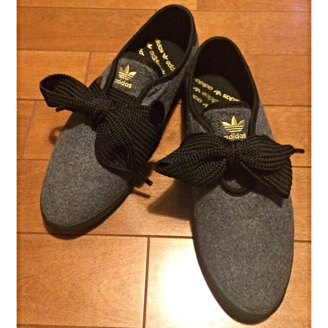 adidas スニーカー