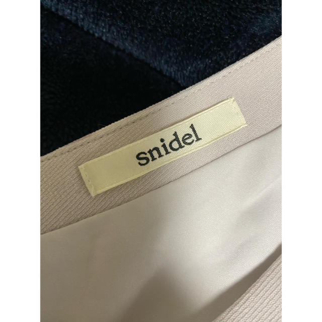 SNIDEL(スナイデル)のホワイトフラワープリントワンピース　snidel レディースのワンピース(ミニワンピース)の商品写真